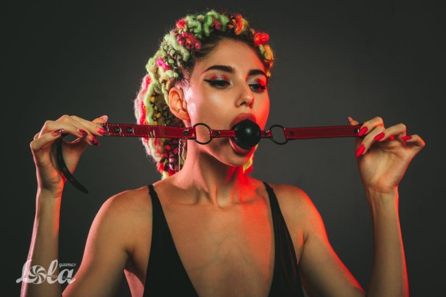 Черно-красный кляп-шарик Love Bite Черно-красный кляп-шарик Love Bite