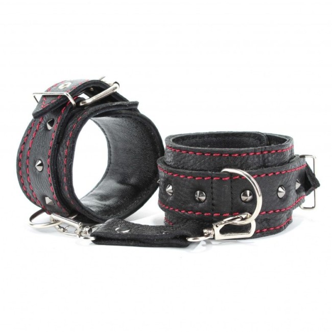 Черные оковы с шипами и контрастной строчкой Черные оковы с шипами и контрастной строчкой