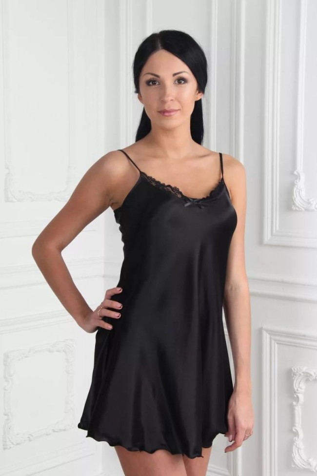 Короткая шелковистая сорочка на тонких бретелях Короткая шелковистая сорочка на тонких бретелях