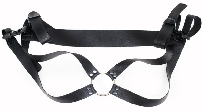 Реалистичный фаллос на регулируемых трусиках с кольцом - 17,5 см. Реалистичный фаллос на регулируемых трусиках с кольцом - 17,5 см.