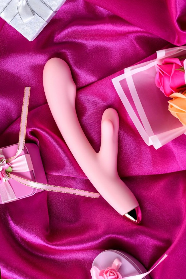 Розовый вибромассажер MERYL со стимулятором клитора - 22,5 см. Розовый вибромассажер MERYL со стимулятором клитора - 22,5 см.